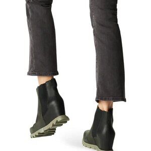 Sorel Joan of Artic Wedge III Chelsea Bootie- Dark Moss & Sage, size 8